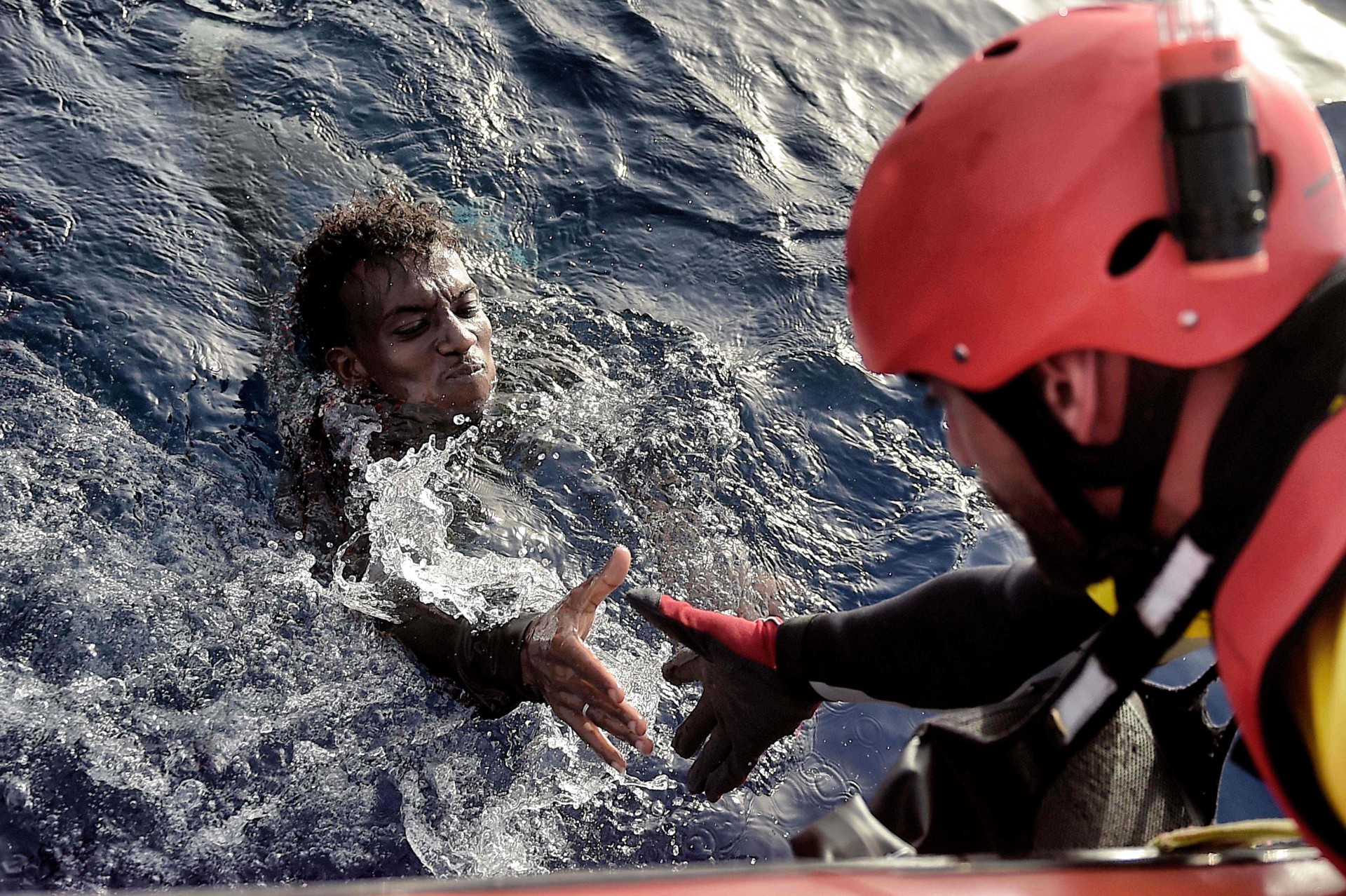 Почему тонут спасающие. Спасение людей на море. Люди спасаются в море. Спасательные операции на море.